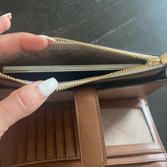 Michael Kors Smartphone Wristlet Wallet - Picture 10 of 10